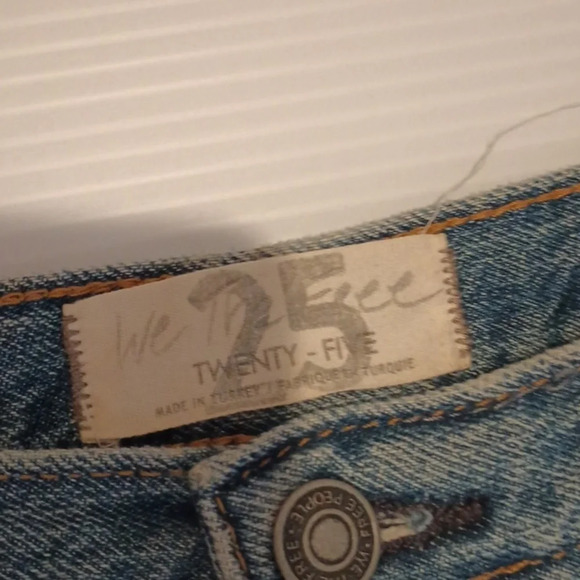 We The Free Faded Blue Frayed Distressed Straight Leg Cropped Jean A11 - Picture 4 of 8